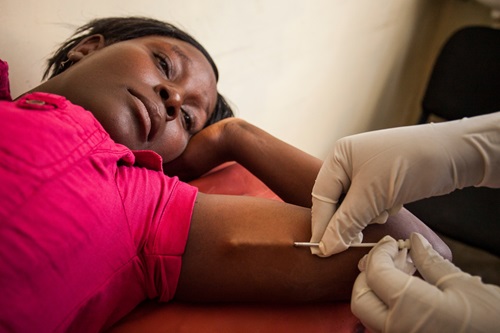 Millicent Vuguza receives a Sino-implant device from Maureen Olaka at the Kariobangi North Health Center in Kariobangi, Nairobi, Kenya.