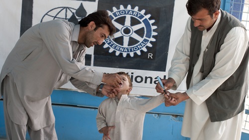 Children crossing the border from Pakistan to Afghanistan receive oral polio vaccine through a program implemented by Rotary International.