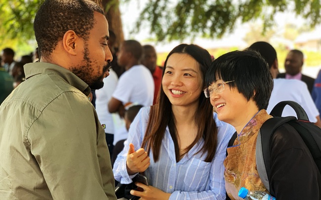 Wendy Wei (right, Alina & Bijan Burnard Foundation) discusses China's "1-3-7" approach with scientists and public health experts, in an effort to apply the approach in Tanzania.