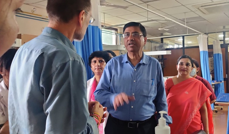 Dr. Anshu Banerjee, Director, World Health Organization, visits Dr. Arya at the Mother Newborn Care Unit in Safdarjung Hospital.